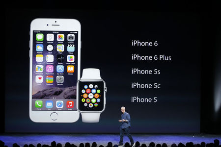 © Reuters. Apple CEO Tim Cook speaks during an Apple event announcing the iPhone 6 and the Apple Watch at the Flint Center in Cupertino