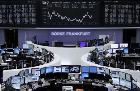 © Reuters. Las bolsas europeas cierran a la baja la espera de Escocia y la Fed