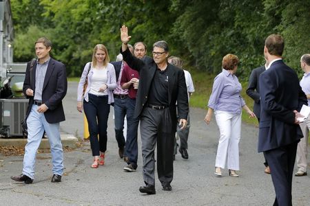 © Reuters. Texas Governor Rick Perry, a possible Republican candidate for the 2016 presidential race, arrives at a "NH GOP Victory Rally" in Stratham