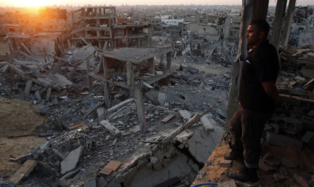 © Reuters. غزة المحاصرة تواجه تحديات هائلة وهي تحاول إعادة البناء
