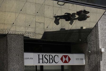 © Reuters. The logo of HSBC bank is pictured at a branch office in Mexico City