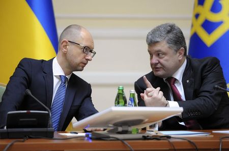 © Reuters. Ukrainian President Poroshenko talks with Prime Minister Yatseniuk in Kiev