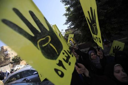 © Reuters. داعية مصري مؤيد لجماعة الاخوان المسلمين يغادر قطر