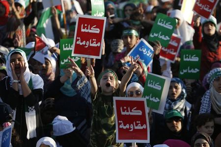 © Reuters. Supporters of the Jordanian Muslim Brotherhood take part in a rally in Amman