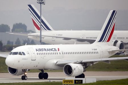 © Reuters. An Air France Airbus A319 passenger jet makes its way on the tarmac before taking off at Orly airport