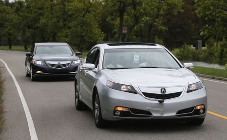 © Reuters. An Acura RLX sedan tows another with Honda's virtual tow technology during a demo at the ITS World Congress in Detroit