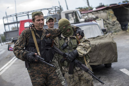 © Reuters. Ribelli filorussi a un checkpoint vicino l'aeroporto di Donetsk