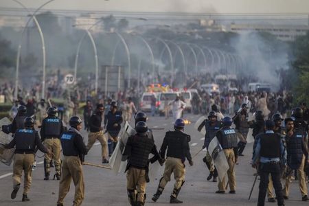 © Reuters. استمرار المواجهة بين المحتجين وقوات الشرطة في العاصمة الباكستانية