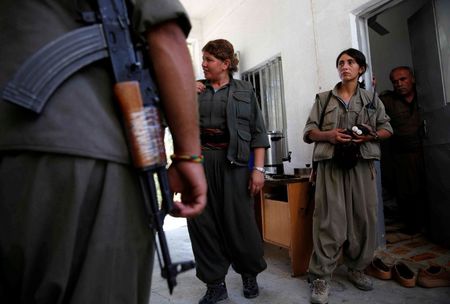 © Reuters. Female members of the PKK walk at their camp, near the frontline of the fight against Islamic State militants, in Makhmur