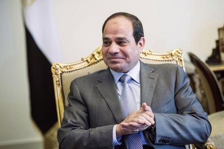 © Reuters. Egyptian President Abdel Fattah al-Sisi waits for a meeting with U.S. Secretary of State John Kerry at the presidential palace in Cairo