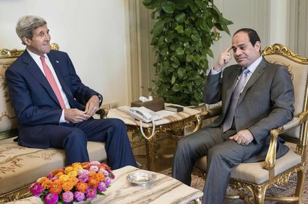 © Reuters. El secretario de Estado de Estados Unidos, John Kerry (a la izquierda) se reúne con el presidente de Egipto, Abdel Fattah al-Sisi, en el palacio presidencial de El Cairo