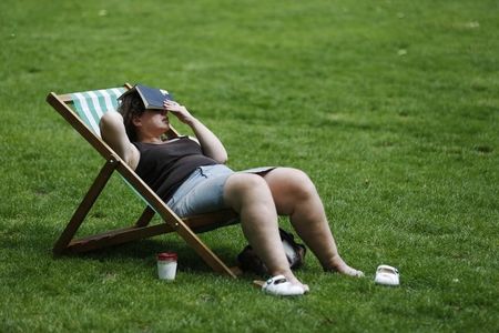 © Reuters. دراسة تتناول الصلة بين التعرض لأشعة الشمس وتزايد فرص الانتحار