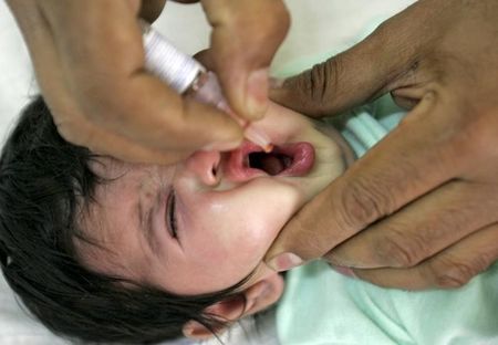© Reuters. بدء حملة تحصين وطنية ضد شلل الأطفال في العراق رغم الصراع الدائر