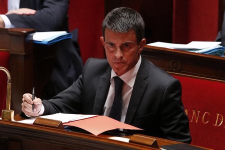 © Reuters. MANUEL VALLS MET EN GARDE SUR LE VOTE DE CONFIANCE POUR SON GOUVERNEMENT