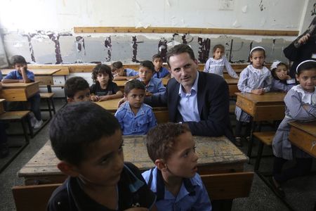 © Reuters. تلاميذ غزة العائدون إلى مدارسهم سيتلقون تأهيلا نفسيا بعد الحرب