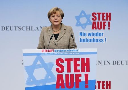 © Reuters. ميركل تتعهد بمكافحة معاداة السامية في تظاهرة حاشدة في برلين