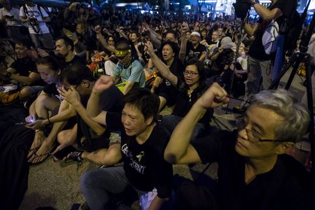 © Reuters. Manifestantes prodemocráticos gritan consignas durante una manifestación en Hong Kong