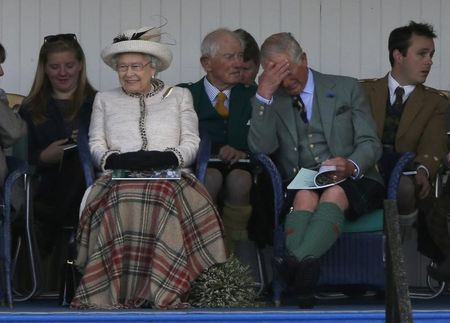 © Reuters. الملكة اليزابيث تحث الاسكتلنديين على التفكير مليا قبل اتخاذ قرار بالاستقلال