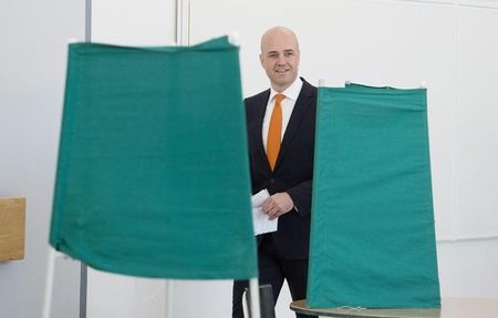© Reuters. رئيس وزراء السويد يعترف بهزيمته في الانتخابات وفوز يسار الوسط