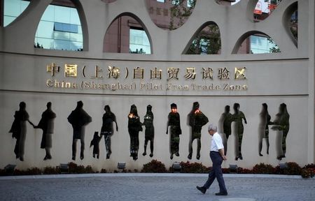 © Reuters. A man walks at the entrance of the Shanghai Free Trade Zone in Pudong