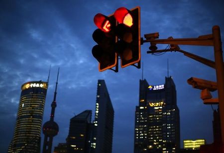 © Reuters. Traffic lights are seen at the Pudong financial district in Shanghai