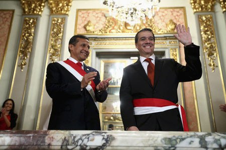 © Reuters. Peru's President Humala claps as New Finance Minister Segura waves, after the swearing-in ceremony at the government palace in Lima