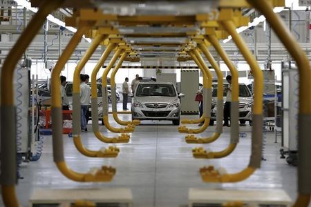 © Reuters. Электромобиль E150 EV на заводе Beijing Automotive Industry Holding Co (BAIC) в пригороде Пекина