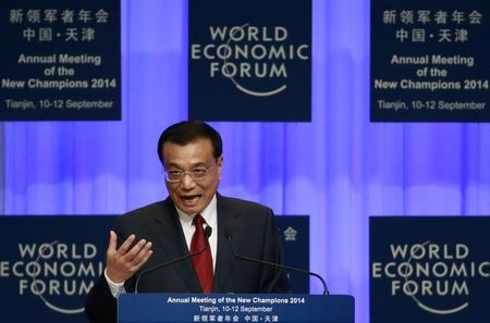 © Reuters. China's Premier Li gives a speech during the World Economic Forum's annual meeting of the New Champions in Tianjin