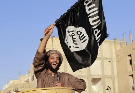© Reuters. أولوند:يجب التعامل مع التهديد العالمي للدولة الإسلامية