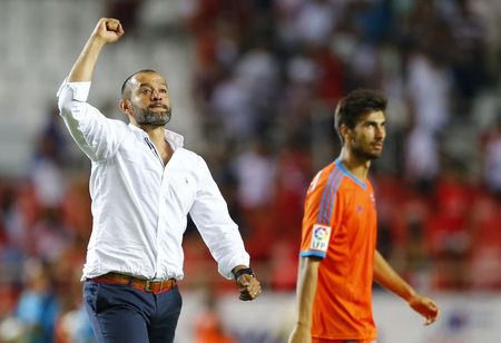 © Reuters.  Valencia y Sevilla mantienen sus sólidos comienzos en Liga