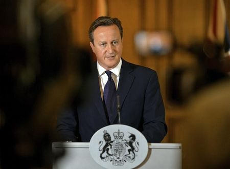 © Reuters. كاميرون في زيارة لاسكتلندا للدعوة للحفاظ على وحدة بريطانيا