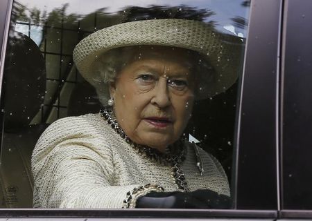 © Reuters. La reina Isabel II pide a los escoceses que piensen bien su voto