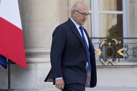 © Reuters. French Finance minister Michel Sapin leaves the Elysee Palace following the weekly cabinet meeting in Paris