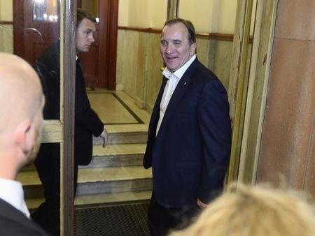 © Reuters. Sweden's centre-left Social Democrat leader Stefan Lofven arrives at his home in central Stockholm after the general election