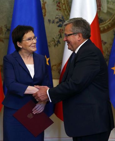 © Reuters. Polish parliament speaker Kopacz shakes hands with President Komorowski after being nominated as new prime minister in Warsaw 