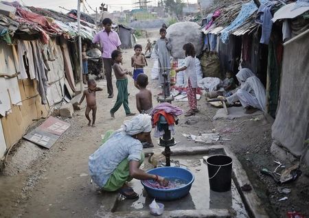 © Reuters. مسلمو ميانمار عالقون في الهند بلا هوية ولا خدمات