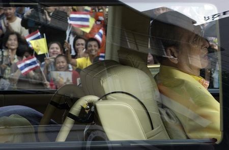 © Reuters. ملك تايلاند يغادر المستشفى بعد أكثر من شهر من دخوله
