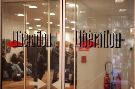 © Reuters. LA NOUVELLE DIRECTION DE LIBÉRATION VA SUPPRIMER 93 POSTES SUR 250