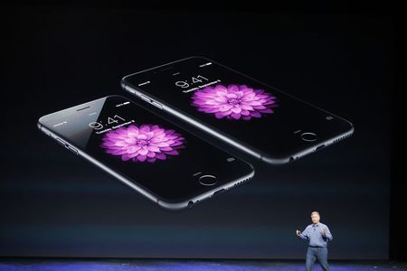 © Reuters. Apple recibe una cifra récord de pedidos anticipados por sus nuevos iPhone