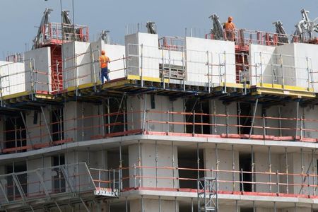 © Reuters. ENVIRON DEUX MILLIARDS D'EUROS SERONT INVESTIS POUR LE LOGEMENT INTERMÉDIAIRE