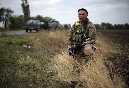 © Reuters. Militar ucraniano de guarda perto de Volnovaha