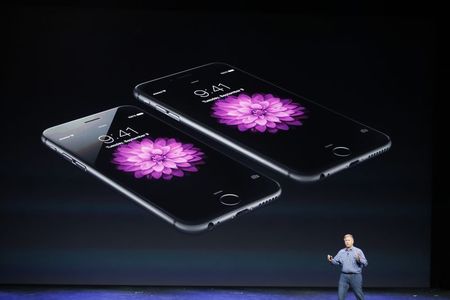 © Reuters. Phil Schiller speaks during an Apple event at the Flint Center in Cupertino