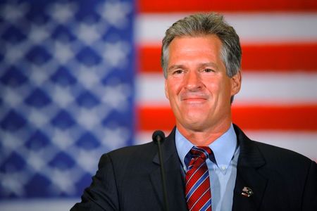 © Reuters. Republican candidate for the U.S. Senate Scott Brown speaks to supporters after winning the Republican primary  in Concord