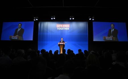 © Reuters. EN ÉCOSSE, DAVID CAMERON PLAIDE POUR L'UNITÉ DU ROYAUME-UNI