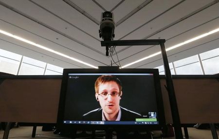 © Reuters. Suiza dice que protegería a Snowden de una extradición "política" a EEUU