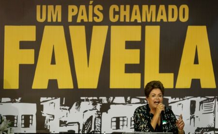 © Reuters. Brazil's President and Workers' Party presidential candidate Rousseff speaks during a campaign rally at the Madureira neighborhood in Rio de Janeiro