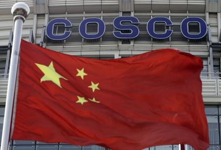 © Reuters. A Chinese national flag flies in front of COSCO's headquarters in Beijing