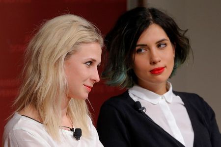 © Reuters. Alyokhina and Tolokonnikova, members of the punk protest band Pussy Riot, answer a question during a forum at the Kennedy School of Government at Harvard University in Cambridge