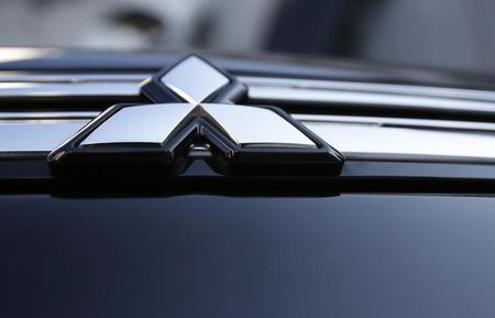 © Reuters. The logo of Mitsubishi Motors is seen on the front part of the company's car at the company showroom in Tokyo