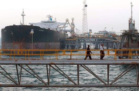 © Reuters. Нефтеналивной танкер в Басре